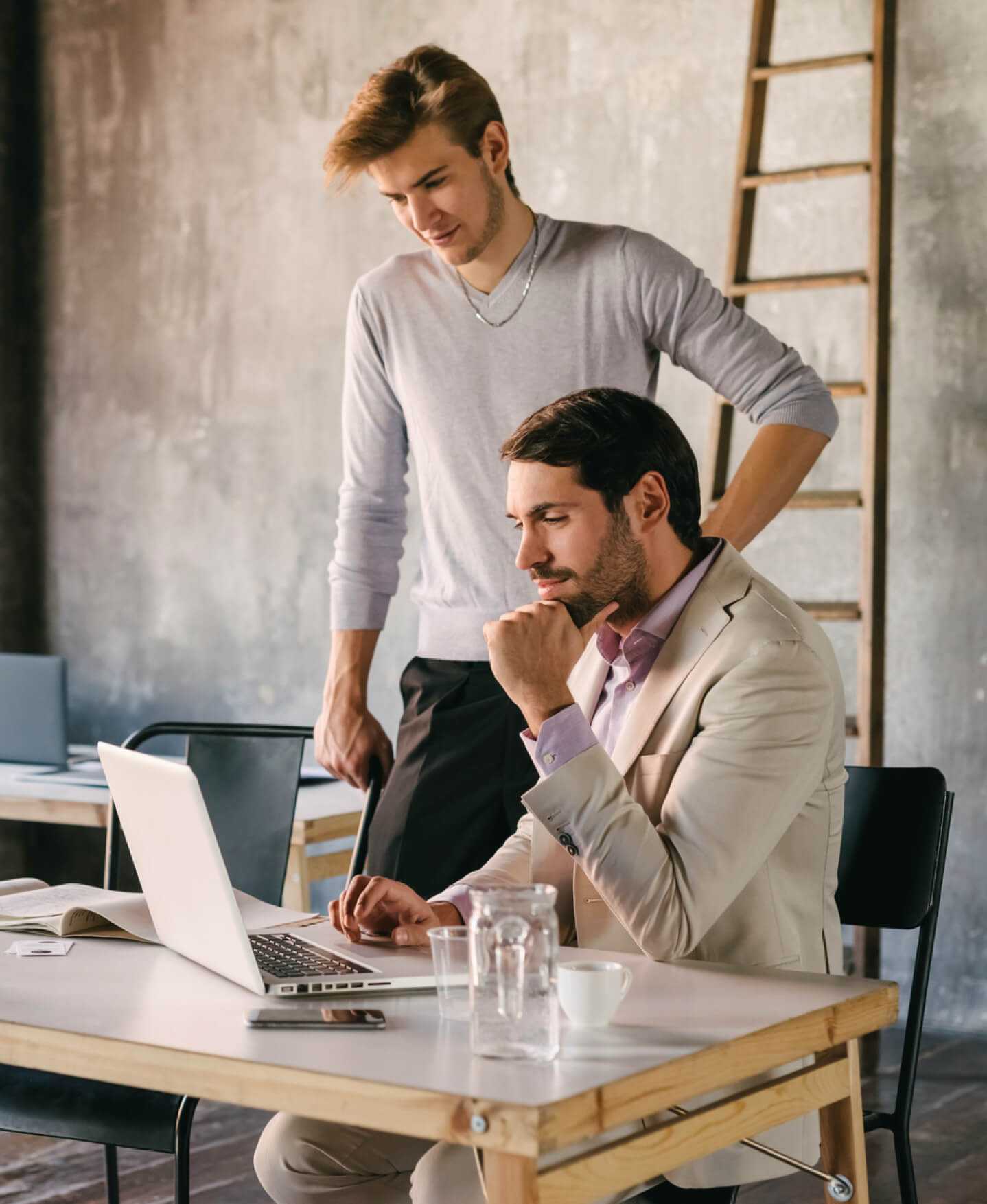 Dos hombres aprenden a crear una web profesional gratuita con Jimdo.