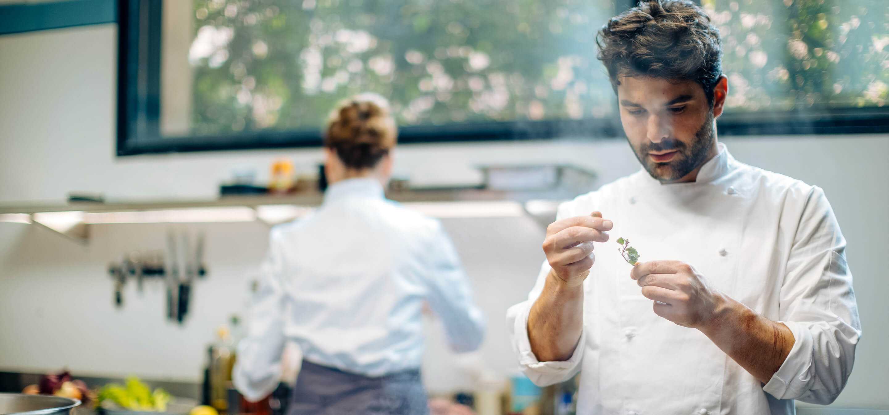 Due cuochi cucinano e parlano del sito per il loro ristorante