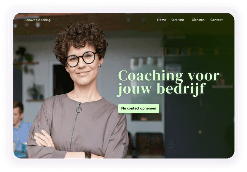 Coachingwebsite met een glimlachende vrouw die in de camera kijkt, met de tekst 'Coaching voor je bedrijf'.