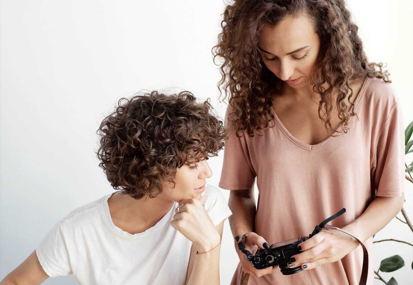 Dos personas revisando sus fotos en un estudio fotográfico