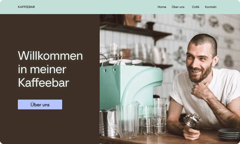 Man sieht eine türkis und dunkelbraun gestaltete Website für eine Kaffeebar mit einem Mann als Barista im Zentrum, der an einer Theke steht.  Der Schriftzug “Welcome to my Coffee bar” steht auf der linken Seite.