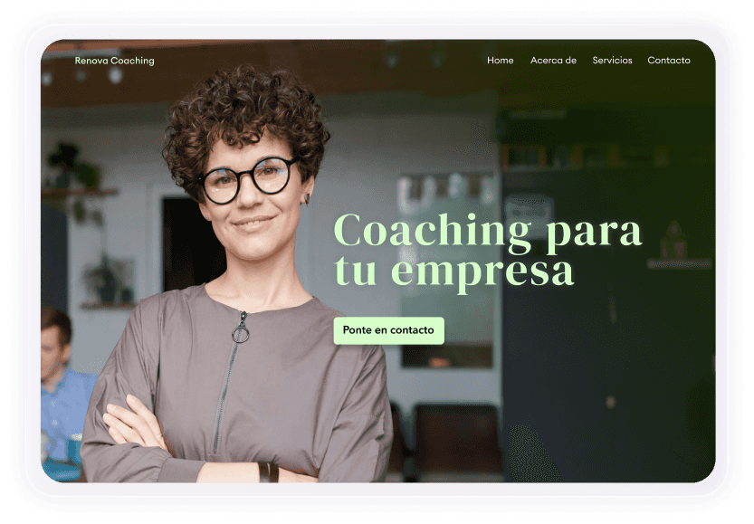 Página web de servicios de coaching con una mujer sonriente que mira a la cámara con un texto que dice "Coaching para tu negocio".