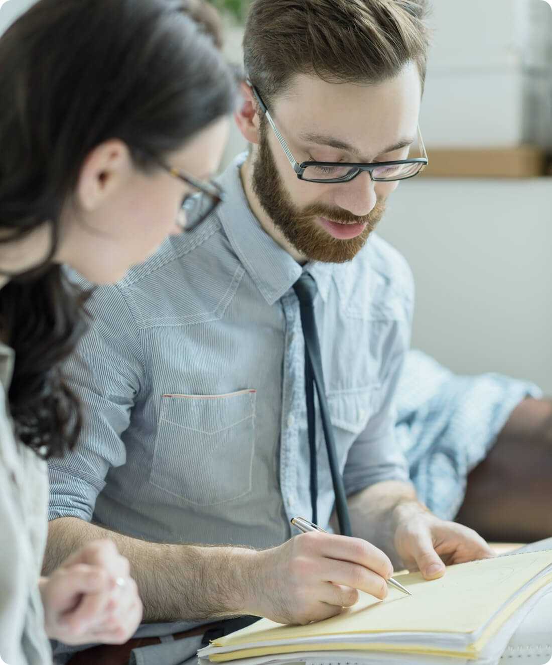 Een makelaar neemt papieren door met een klant