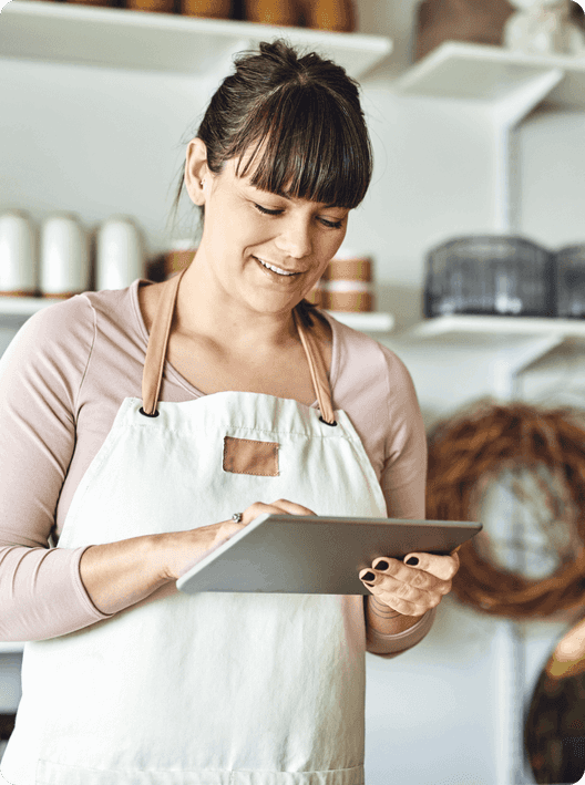 Dueña de un pequeño negocio trabajando en su página web