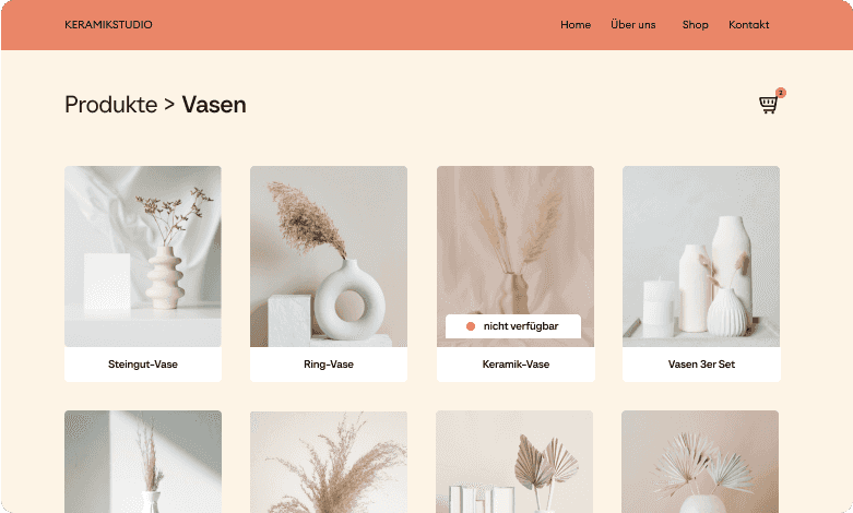 Man sieht einen Onlineshop für Töpferwaren mit diversen Keramik Produkten wie Vasen. Der Shop ist hell und beige gestaltet.