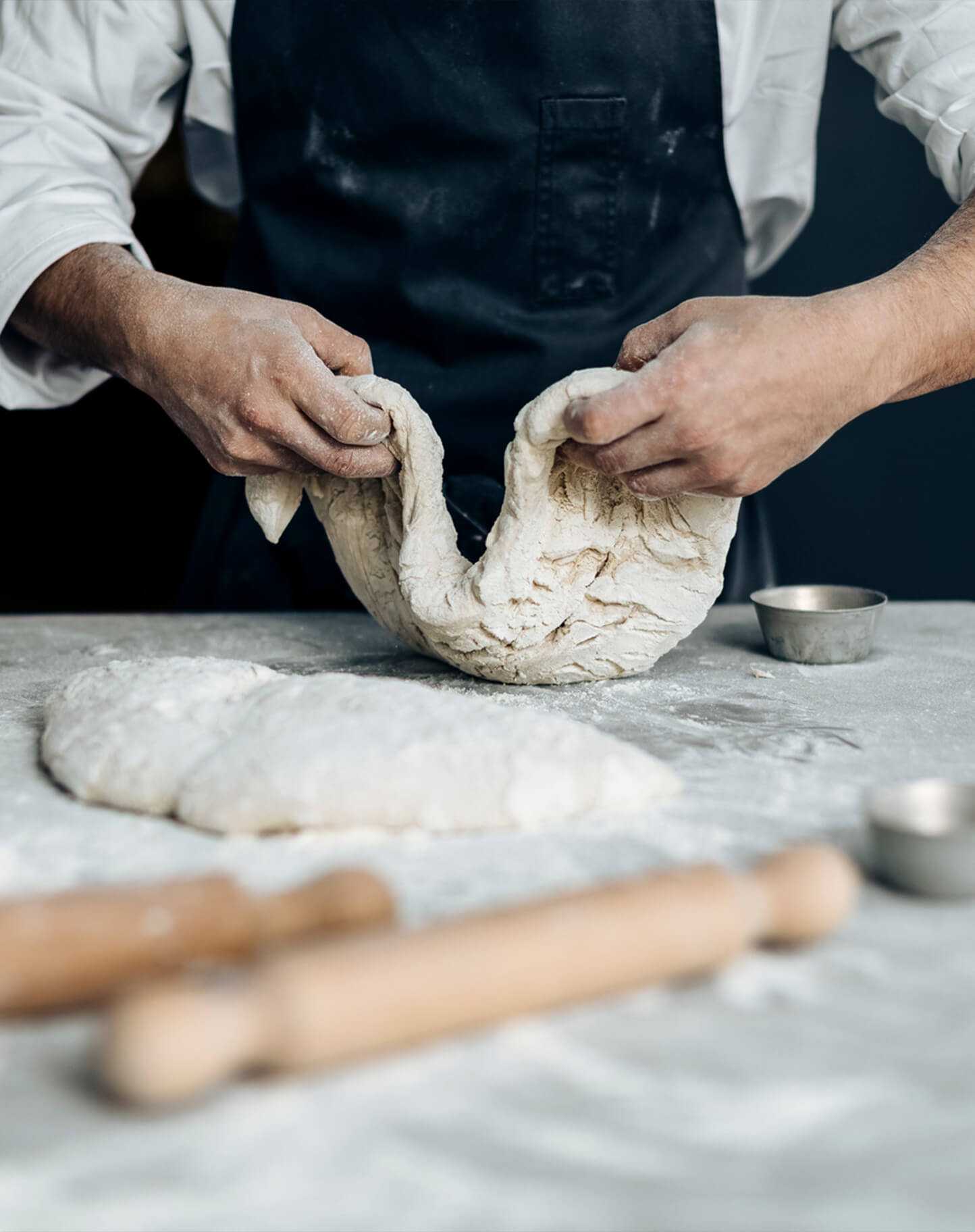 Een bakker kneed zijn deeg