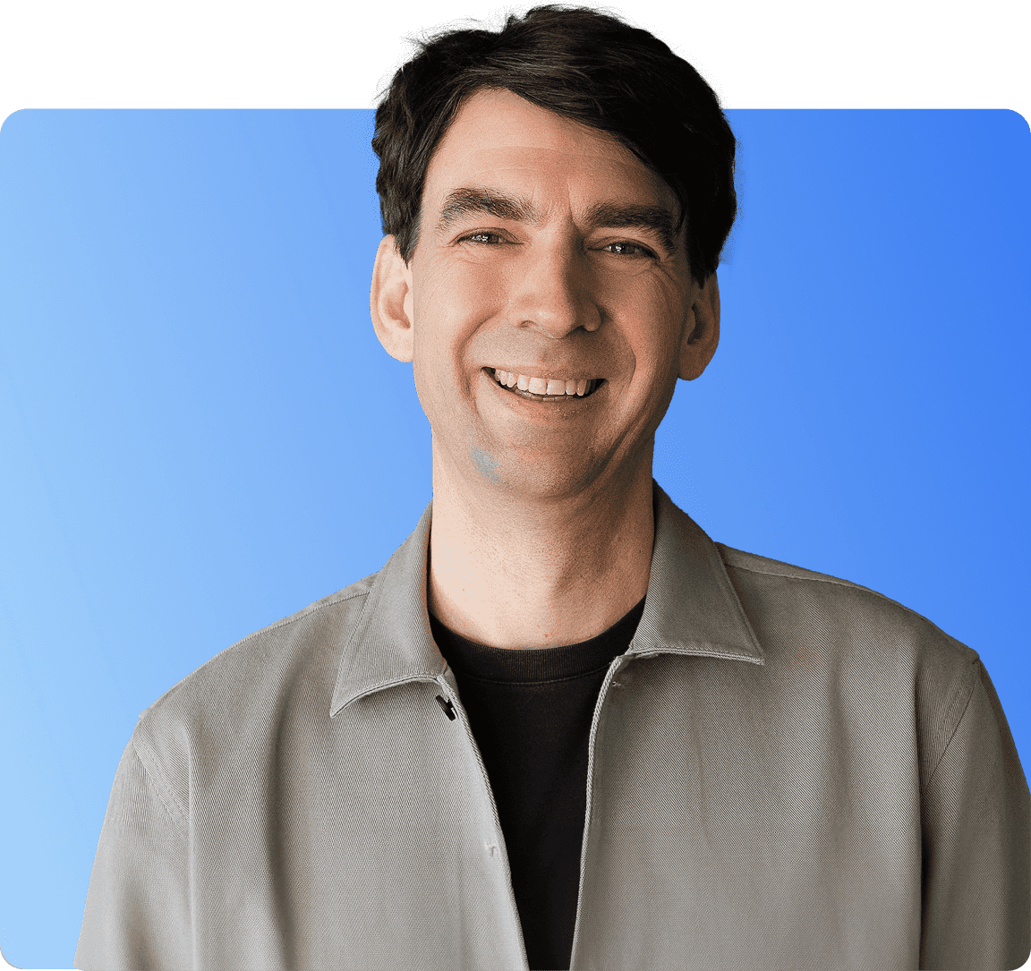 Matthias ‚Matze‘ Henze, CEO und Gründer von Jimdo, trägt eine braune Schirmmütze und ein hellblaues Hemd, lächelt herzlich in die Kamera vor einem helllila Hintergrund.