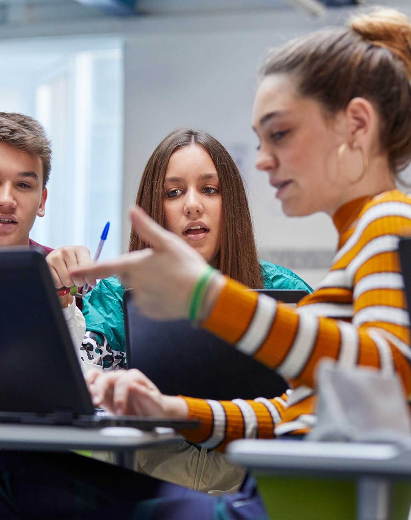 Estudiantes trabajando juntos en una página web educativa