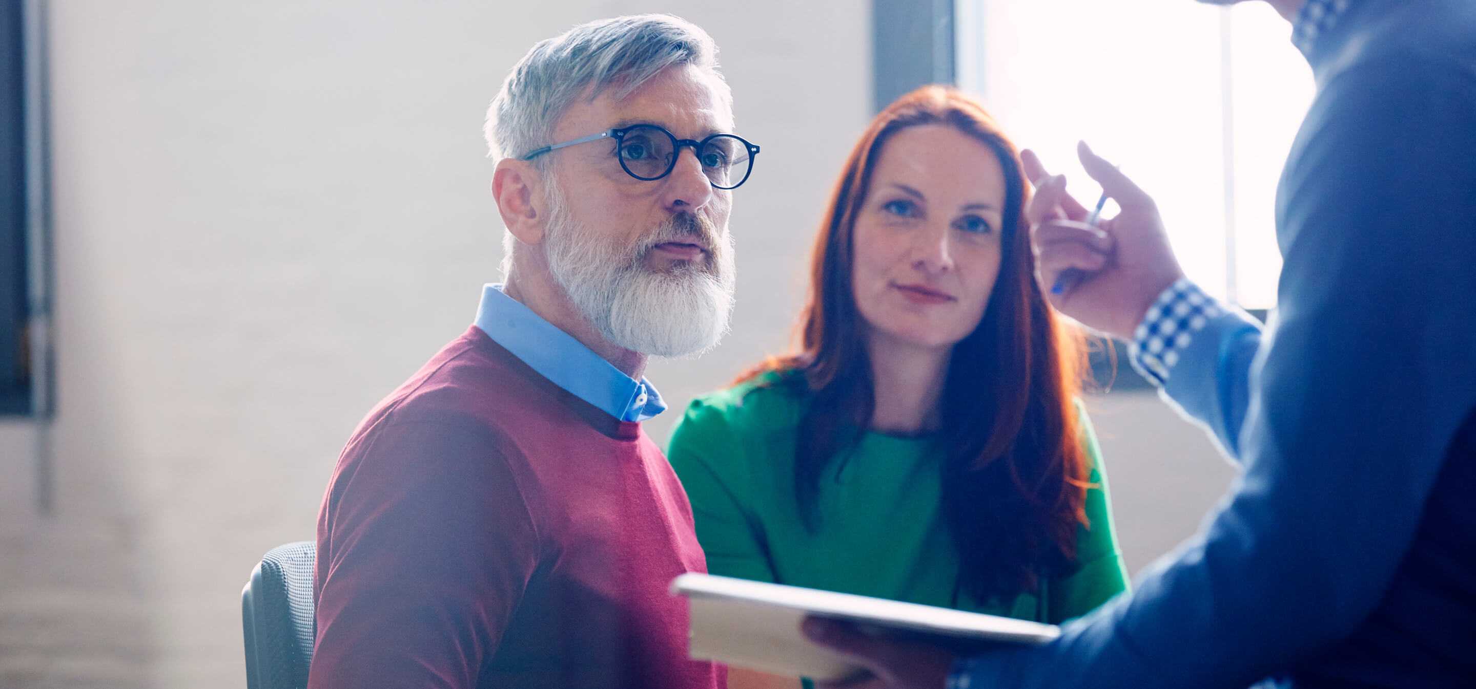 Twee professionele coaches bespreken een project met een cliënt