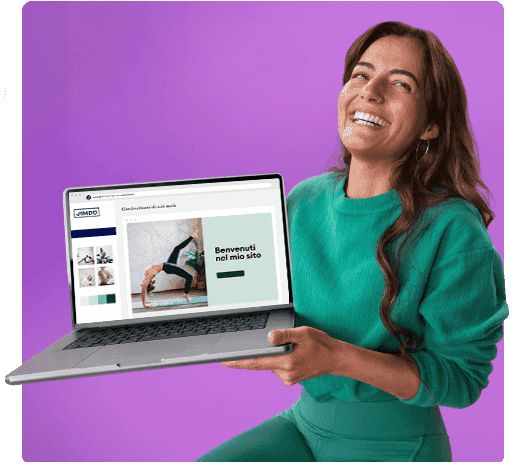 Una donna sorridente con un maglione verde tiene in mano un computer portatile che visualizza un sito web Jimdo su uno sfondo viola.