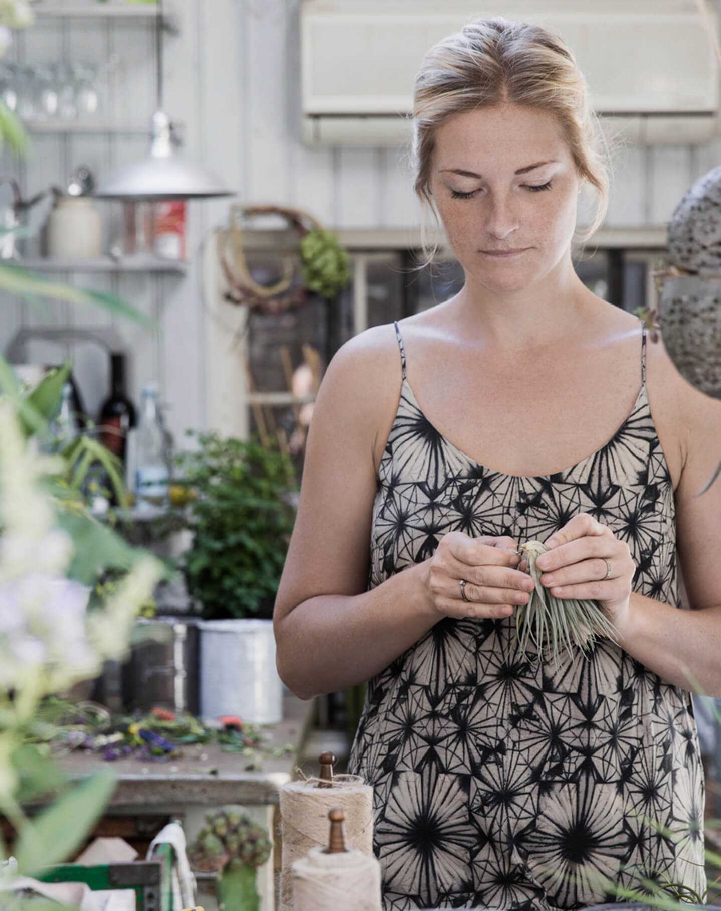 Une femme imagine le site de son entreprise dans son studio