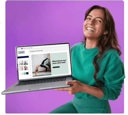 Une femme souriante vêtue d'un pull vert tient un ordinateur portable affichant un site web Jimdo sur un fond violet.