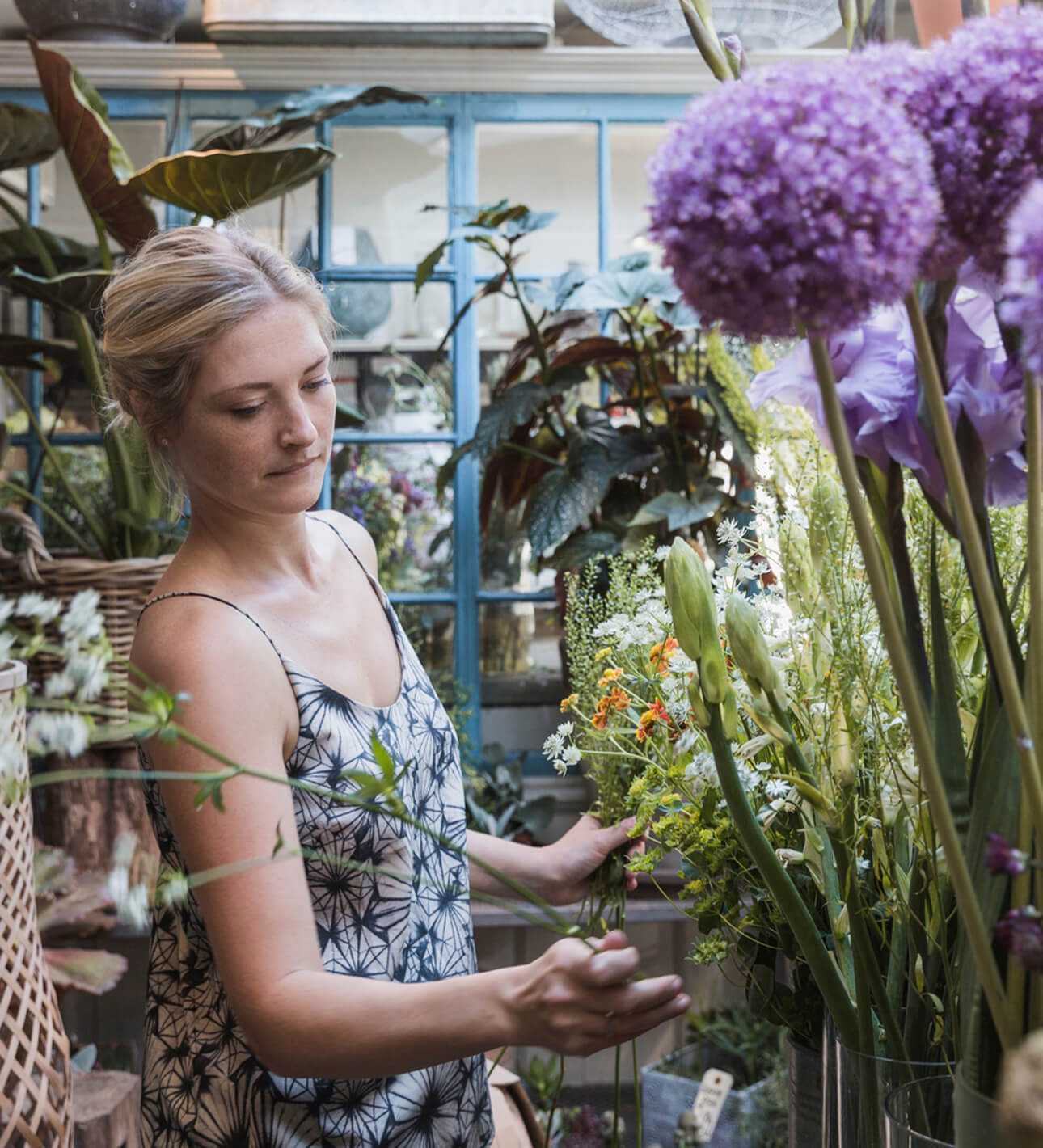 Eine Frau arbeitet in ihrem Blumenladen