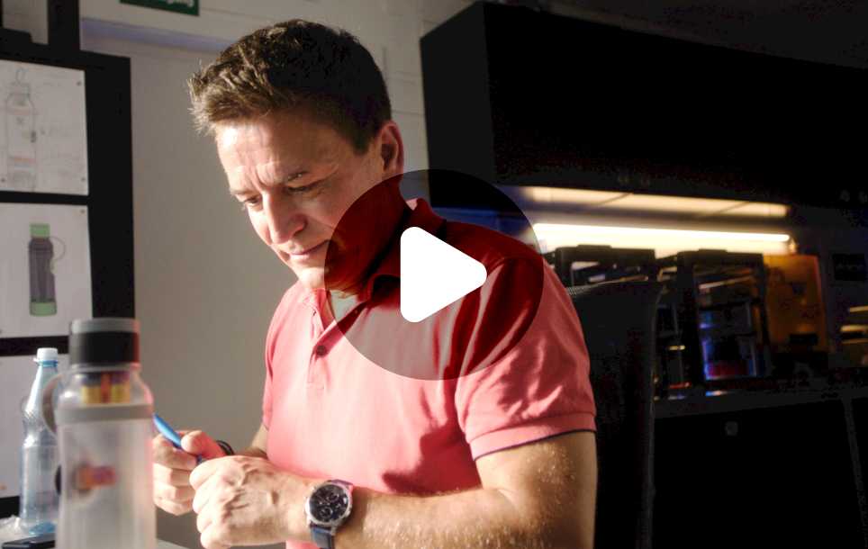 Sven, the inventor of Capsule Drink, working at his desk