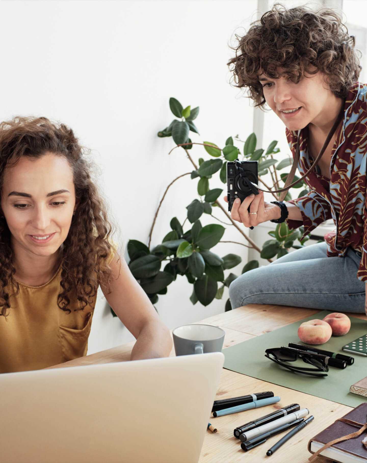 Due fotografe lavorano al loro sito di fotografia