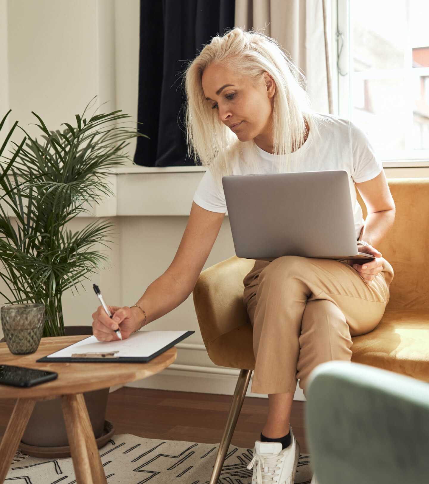 Une femme gérant ses rendez-vous depuis son ordinateur portable