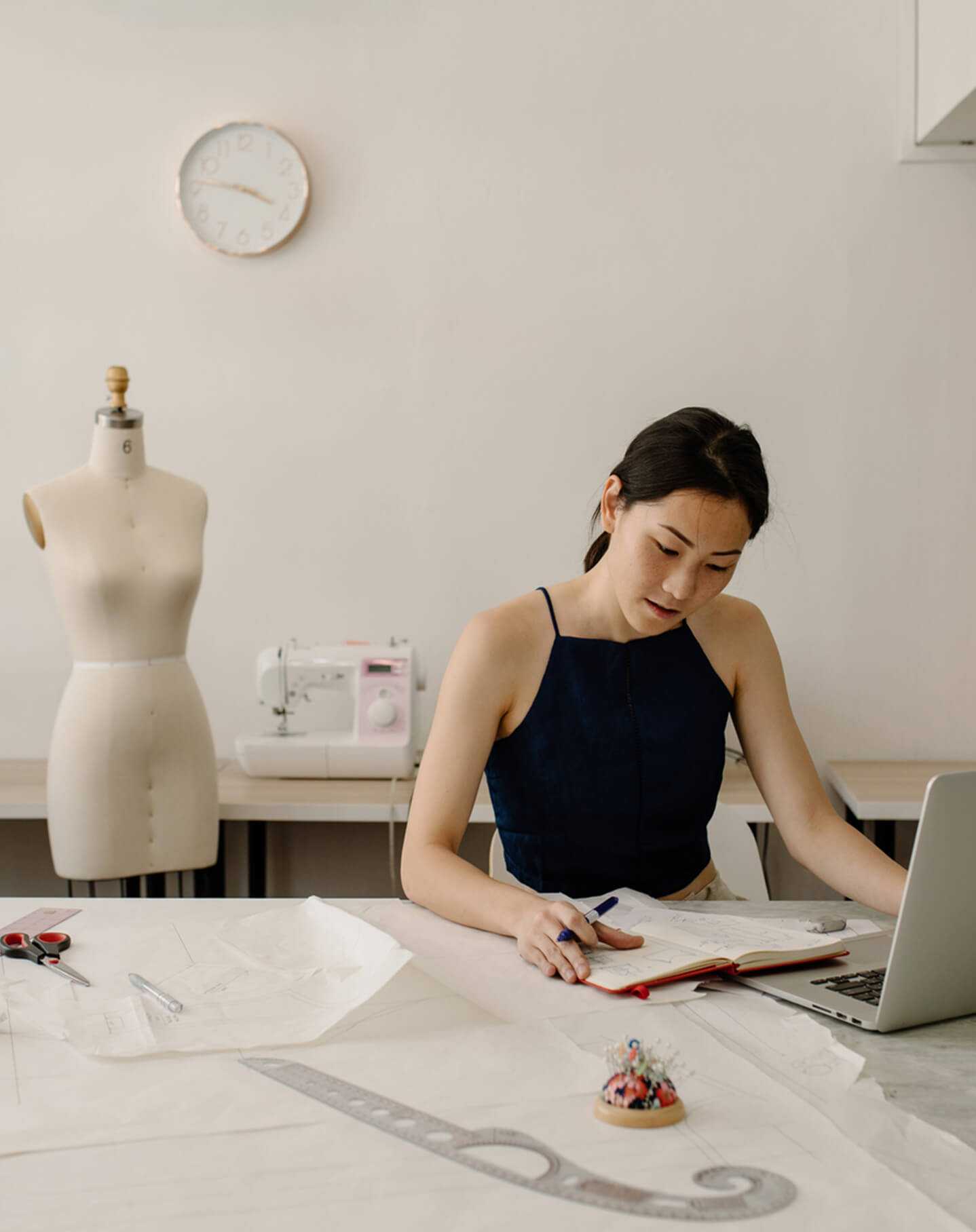 Een modestudent werkt aan haar online portfolio