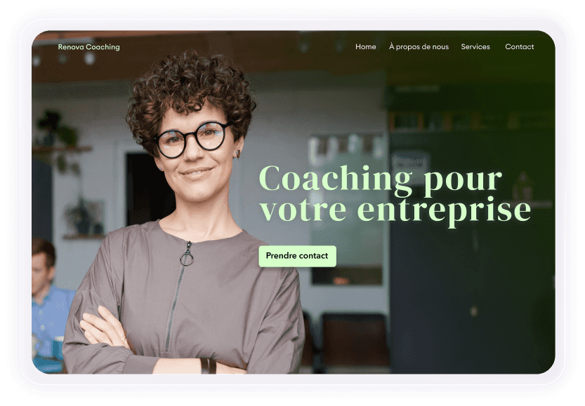 Site de coaching pour entreprise avec une photo de femme qui sourit à l'objectif.