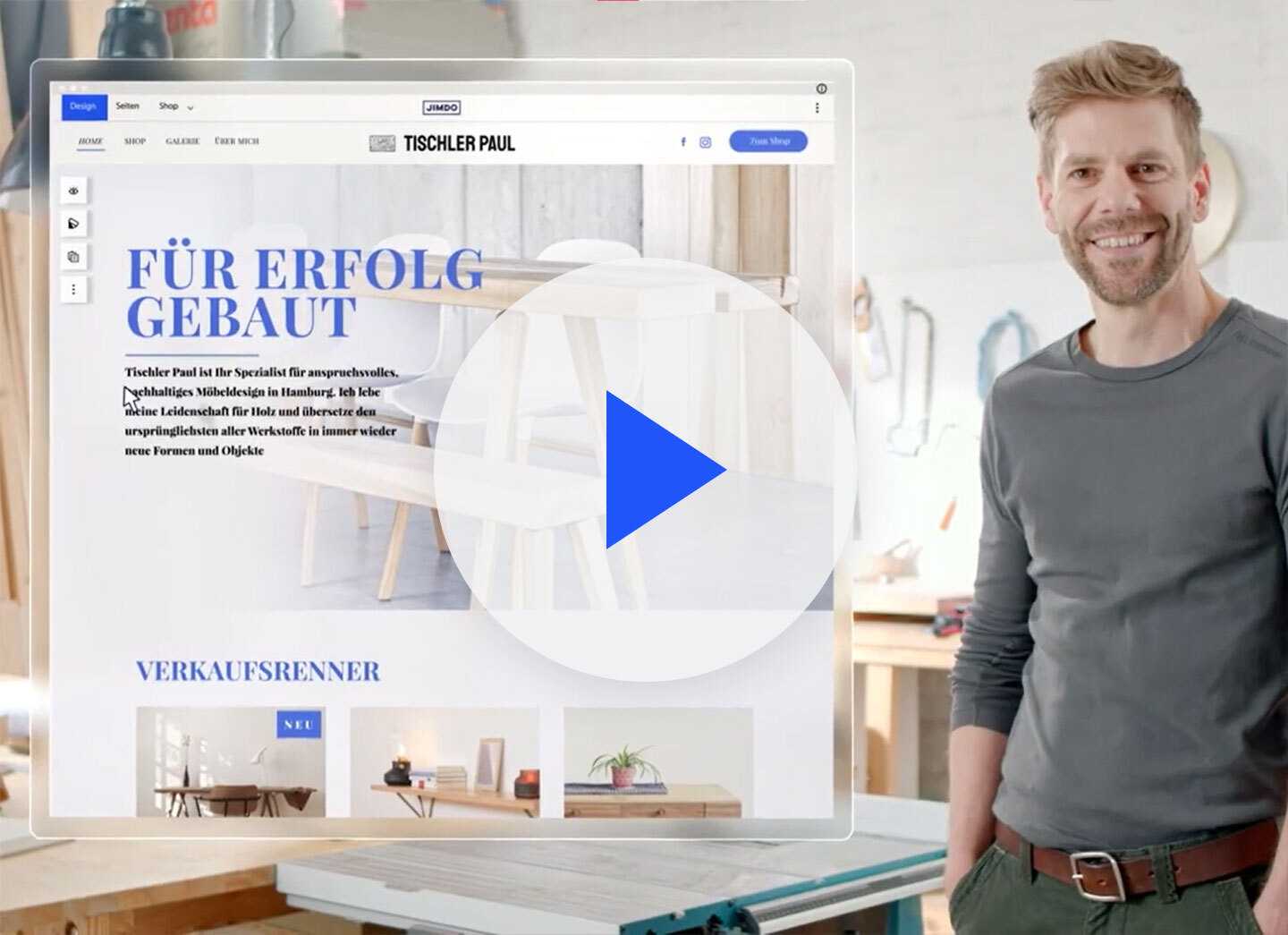 Ein junger selbstständiger Schreiner steht mit verschränkten Armen in seiner Werkstatt, neben ihm ein Screenshot seiner mit Jimdo erstellten Website mit selbstgemachten Möbeln